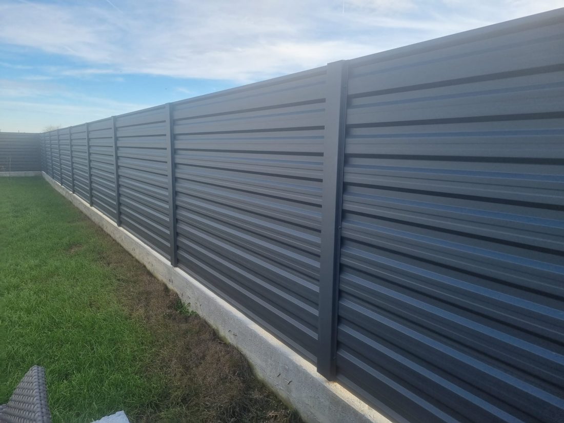 Gard construit cu sipca metalica orizontala neagra